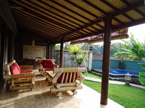 Salon sur la terrasse et pisicne, Villa du village, Pariliana