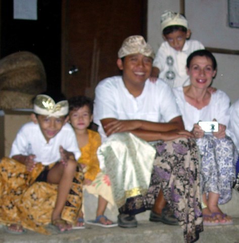 La famille Wayan, un soir de cérémonie au temple en 2007, Pariliana, Bali