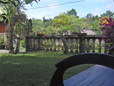 Vue du jardin frontal du restaurant, sortie du bungalow, Pariliana, Bali