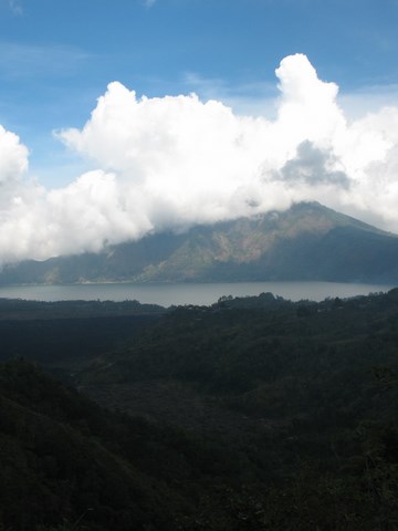 Vue du ciel au dessus du Lac Batur, Mont Abang, Bali