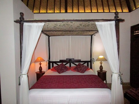 Chambre de l'étage, Villa du village, Pariliana