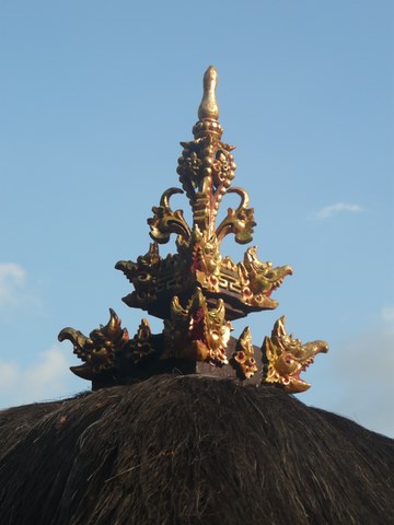 Décoration au sommet du toit noir d'un meru, temple Ulun Danau Batur, bali