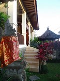 Entrée du restaurant vue du bungalow, Pariliana, Bali