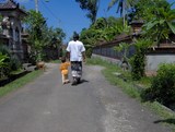 Homme et petite fille de Bali dans les rue du village de Bangkiang Sidem